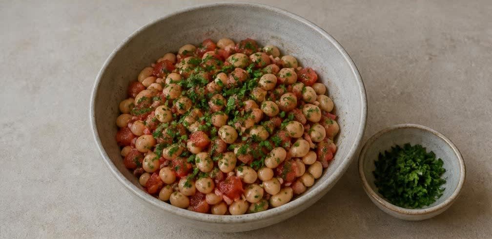 Mediterraner Bohnensalat mit Tomaten und Olivenöl – Zubereitung Schritt für Schritt – Petersilie unterheben
