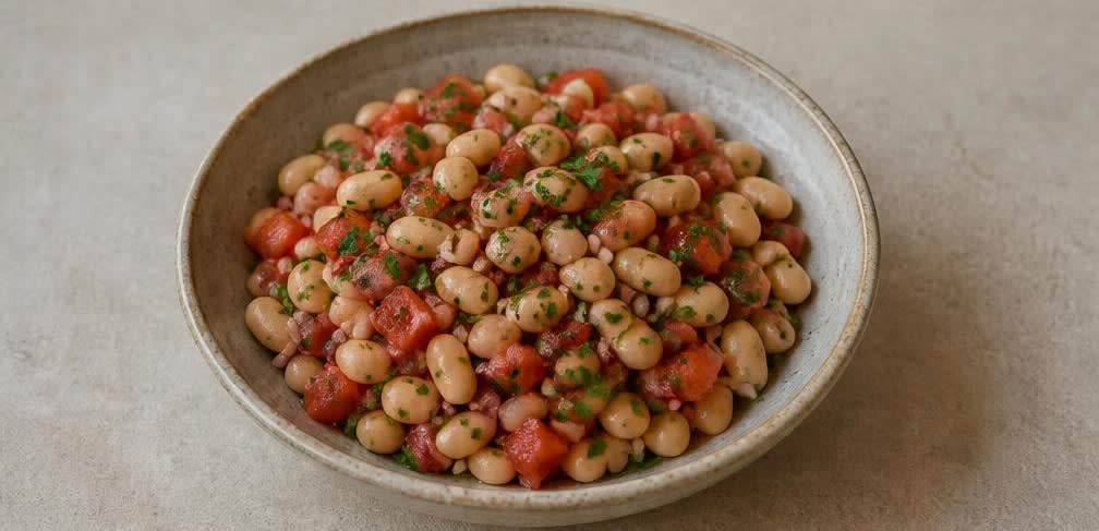 Mediterraner Bohnensalat mit Tomaten und Olivenöl – Zubereitung Schritt für Schritt – Anrichten