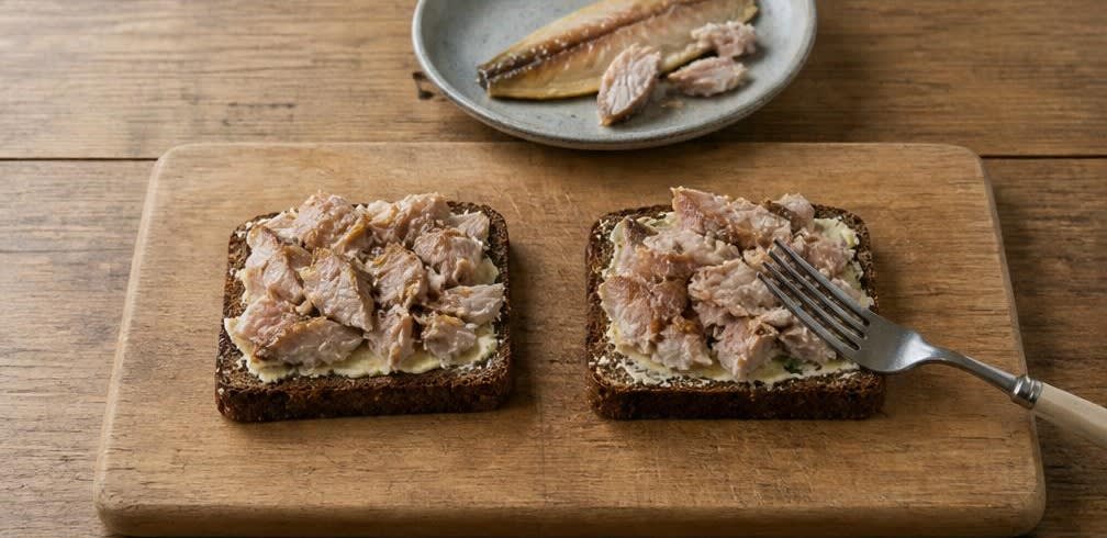 Skandinavisches Makrelen-Brot mit Zitrone und Dill – Zubereitung Schritt für Schritt – Makrele auf Brote verteilen