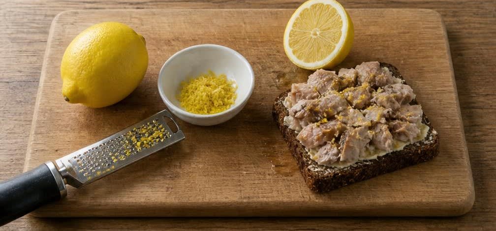 Skandinavisches Makrelen-Brot mit Zitrone und Dill – Zubereitung Schritt für Schritt – Zitrone abreiben und saften