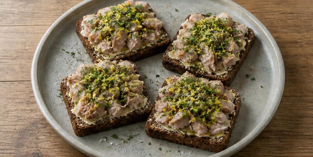 Skandinavisches Makrelen-Brot mit Zitrone und Dill – Zubereitung Schritt für Schritt – Anrichten
