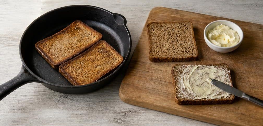 Osteuropäisches Heringsbrot mit Gewürzgurke und Apfel – Zubereitung Schritt für Schritt – Brot rösten und buttern