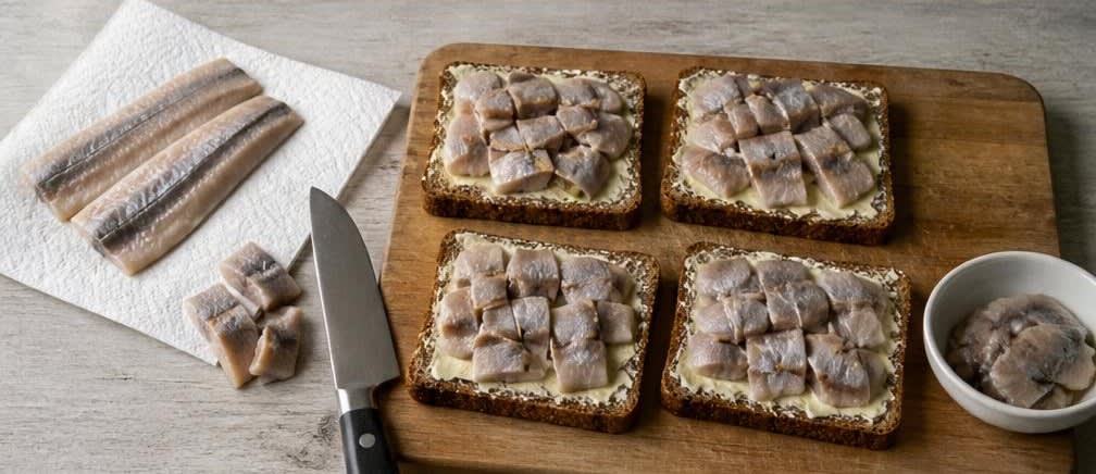 Osteuropäisches Heringsbrot mit Gewürzgurke und Apfel – Zubereitung Schritt für Schritt – Hering belegen