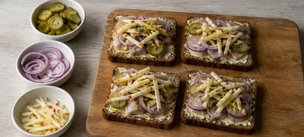 Osteuropäisches Heringsbrot mit Gewürzgurke und Apfel – Zubereitung Schritt für Schritt – Belag verteilen