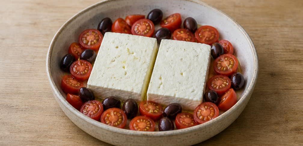 Gegrillter Feta mit Zitrone, Oliven und Oregano – Zubereitung Schritt für Schritt – Form belegen