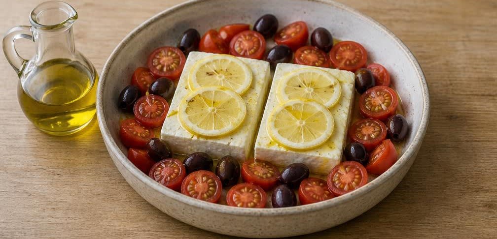 Gegrillter Feta mit Zitrone, Oliven und Oregano – Zubereitung Schritt für Schritt – Mit Öl und Zitrone