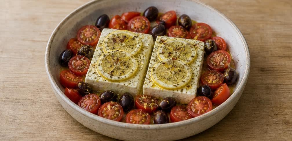 Gegrillter Feta mit Zitrone, Oliven und Oregano – Zubereitung Schritt für Schritt – Würzen