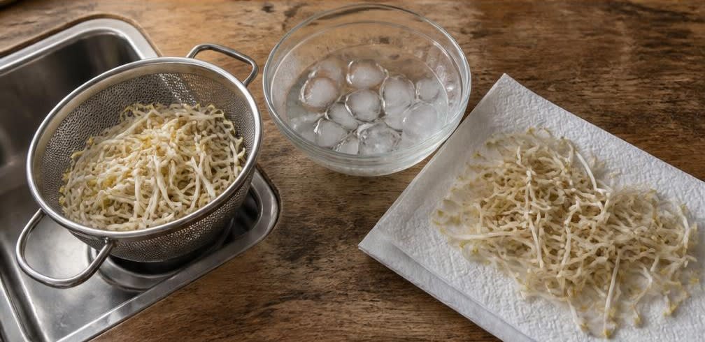 Knackiger Mungbohnensprossen-Salat mit geröstetem Sesam – Zubereitung Schritt für Schritt – Sprossen abtropfen und trocknen