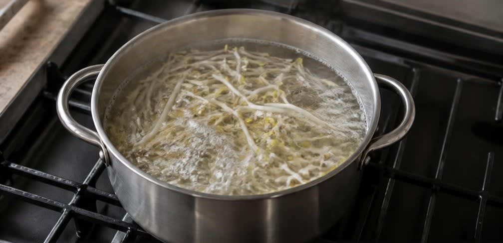 Knackiger Mungbohnensprossen-Salat mit geröstetem Sesam – Zubereitung Schritt für Schritt – Sprossen blanchieren