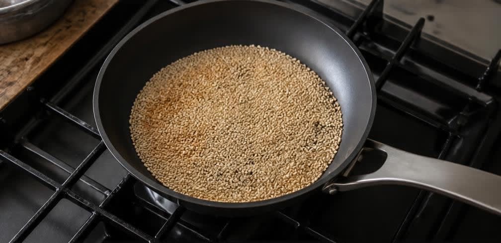 Knackiger Mungbohnensprossen-Salat mit geröstetem Sesam – Zubereitung Schritt für Schritt – Sesam rösten