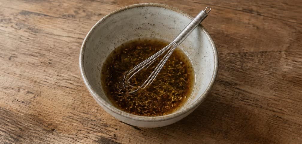 Knackiger Mungbohnensprossen-Salat mit geröstetem Sesam – Zubereitung Schritt für Schritt – Dressing herstellen