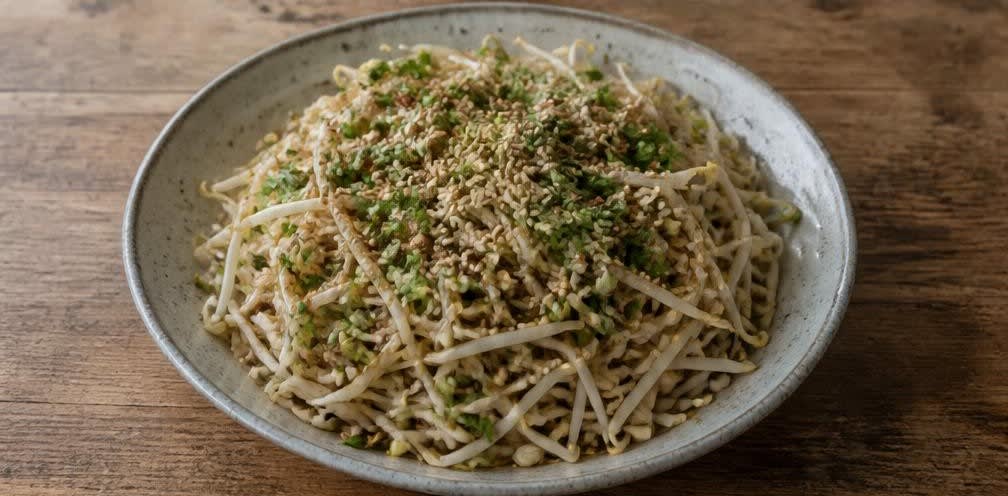 Knackiger Mungbohnensprossen-Salat mit geröstetem Sesam – Zubereitung Schritt für Schritt – Salat anrichten