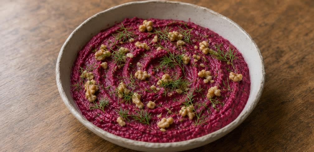 Osteuropäischer Rote-Bete-Dip mit gerösteten Walnüssen – Zubereitung Schritt für Schritt – Anrichten