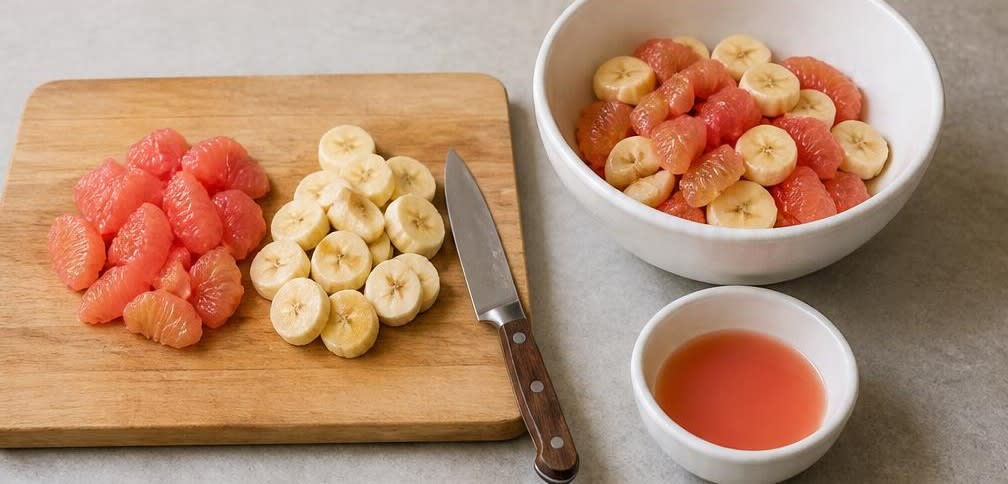 Grapefruit-Bananen-Salat mit Walnüssen und Kardamom-Honig – Zubereitung Schritt für Schritt – Früchte vorbereiten
