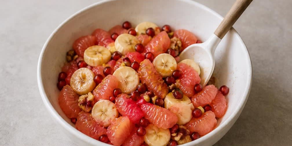 Grapefruit-Bananen-Salat mit Walnüssen und Kardamom-Honig – Zubereitung Schritt für Schritt – Salat mischen