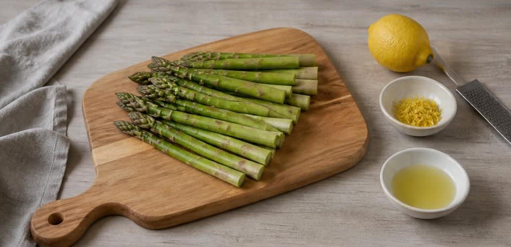 Gedämpfter Grüner Spargel mit wachsweichem Ei und Zitronen-Olivenöl – Zubereitung Schritt für Schritt – Spargel & Zitrone vorbereiten