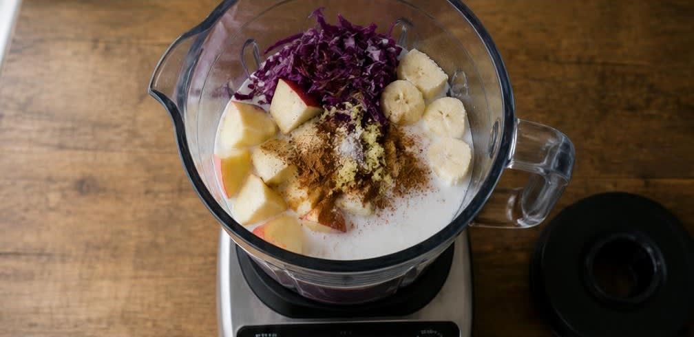 Osteuropäischer Apfel-Rotkohl-Smoothie mit Banane – Zubereitung Schritt für Schritt – Zutaten in den Mixer geben