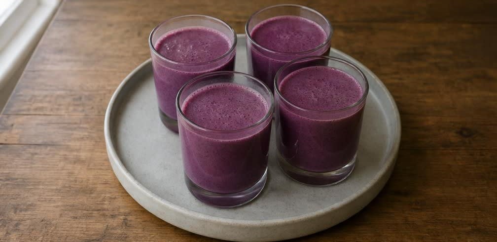 Osteuropäischer Apfel-Rotkohl-Smoothie mit Banane – Zubereitung Schritt für Schritt – Anrichten