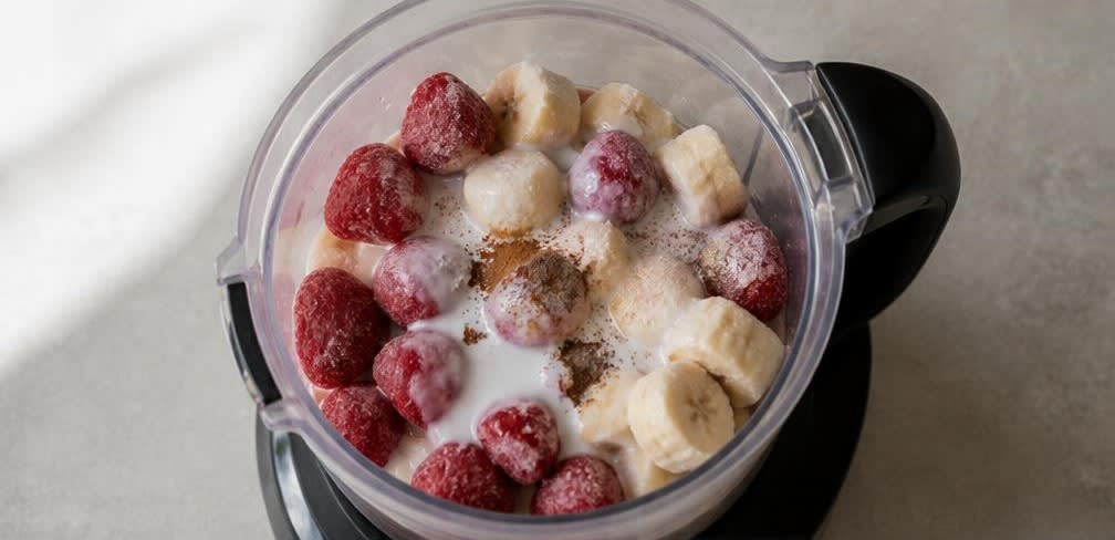 Cremige Erdbeer-Bananen-Smoothie-Bowl – Zubereitung Schritt für Schritt – Zutaten in den Mixer geben