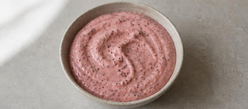Cremige Erdbeer-Bananen-Smoothie-Bowl – Zubereitung Schritt für Schritt – Chiasamen unterrühren und portionieren