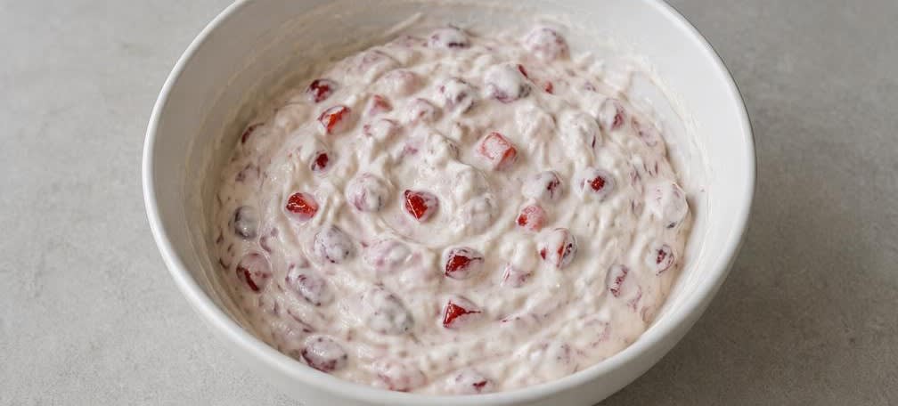 Osteuropäisches Quark-Schälchen mit Erdbeeren und Röstmandeln – Zubereitung Schritt für Schritt – Erdbeeren unterheben