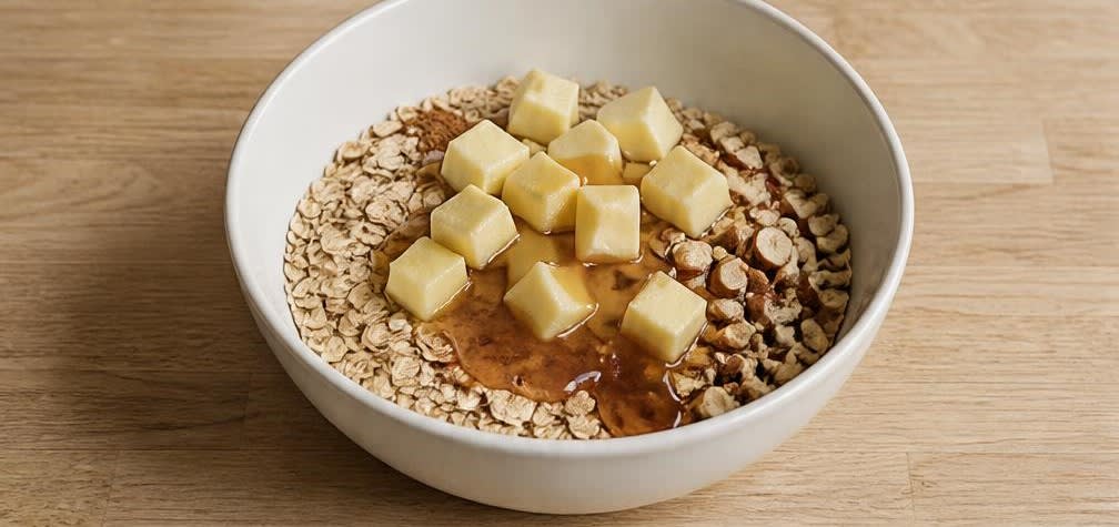 Knuspriger Beeren-Crumble mit Haferflocken – Zubereitung Schritt für Schritt – Streusel-Mischung vorbereiten