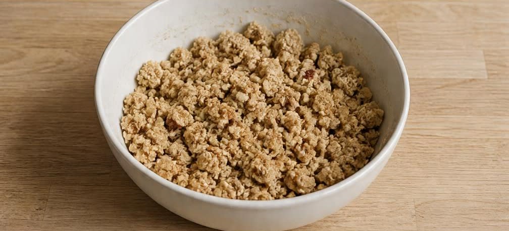 Knuspriger Beeren-Crumble mit Haferflocken – Zubereitung Schritt für Schritt – Streusel herstellen