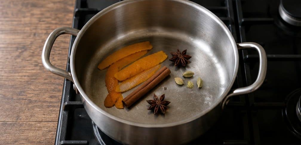 Marokkanisch pochierte Birnen in Gewürz-Orangensaft mit Mandeln – Zubereitung Schritt für Schritt – Gewürze anrösten