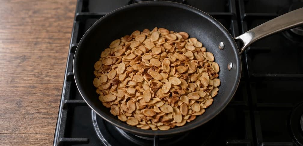 Marokkanisch pochierte Birnen in Gewürz-Orangensaft mit Mandeln – Zubereitung Schritt für Schritt – Mandeln rösten