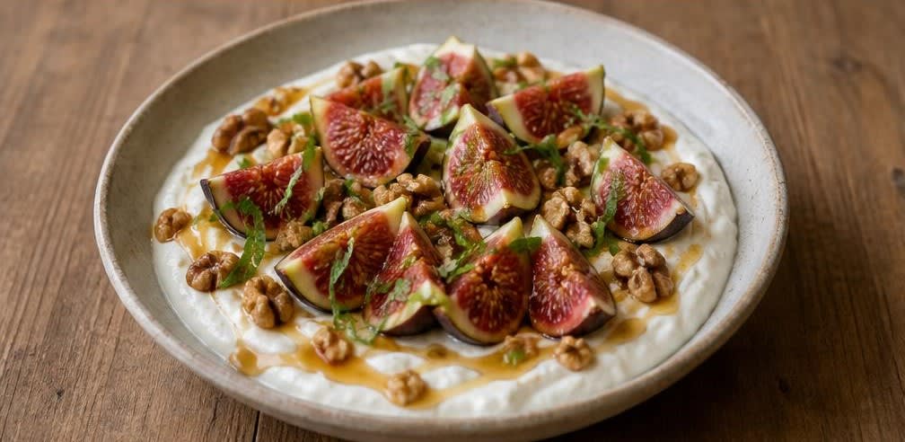 Türkischer Joghurt mit frischen Feigen und gerösteten Walnüssen – Zubereitung Schritt für Schritt – Anrichten