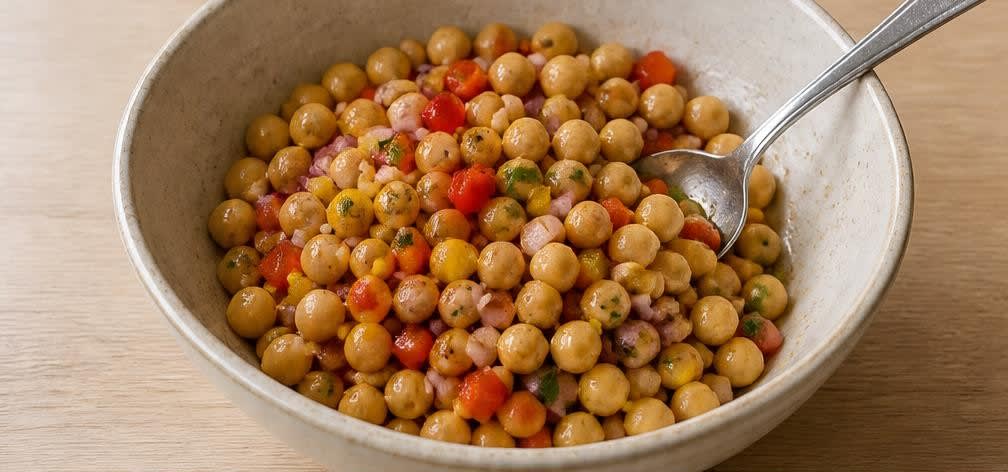 Marokkanischer Kichererbsen-Salat mit Paprika – Zubereitung Schritt für Schritt – Salat vermengen