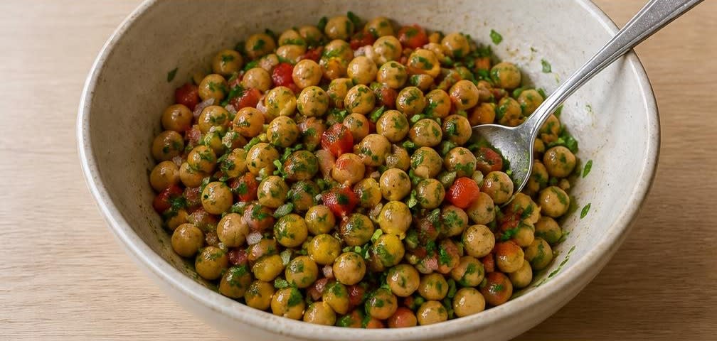 Marokkanischer Kichererbsen-Salat mit Paprika – Zubereitung Schritt für Schritt – Kräuter unterheben und ziehen lassen