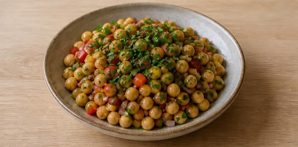 Marokkanischer Kichererbsen-Salat mit Paprika – Zubereitung Schritt für Schritt – Anrichten