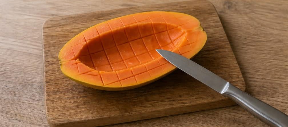 Brasilianische Papaya-Schale mit Naturjoghurt und Kürbiskernen – Zubereitung Schritt für Schritt – Papaya einschneiden