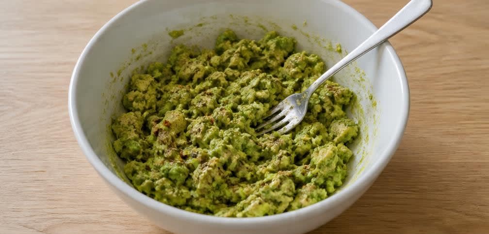 Peruanischer Avocado-Toast mit pochiertem Ei – Zubereitung Schritt für Schritt – Avocado-Stampf herstellen
