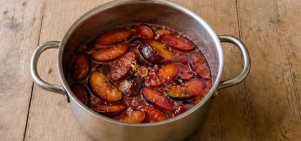 Österreichische Topfencreme mit warmen Zimtpflaumen und Knuspermandeln – Zubereitung Schritt für Schritt – Gewürzpflaumen kochen