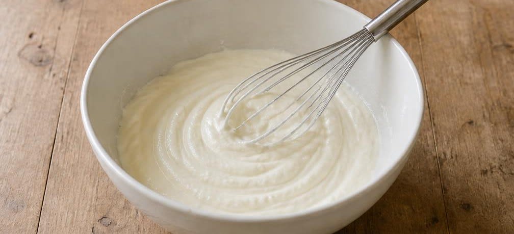 Österreichische Topfencreme mit warmen Zimtpflaumen und Knuspermandeln – Zubereitung Schritt für Schritt – Topfencreme herstellen