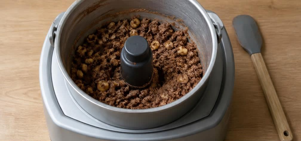 Cremiges Schoko-Bananeneis mit Walnüssen – Zubereitung Schritt für Schritt – Eiscreme-Basis mixen