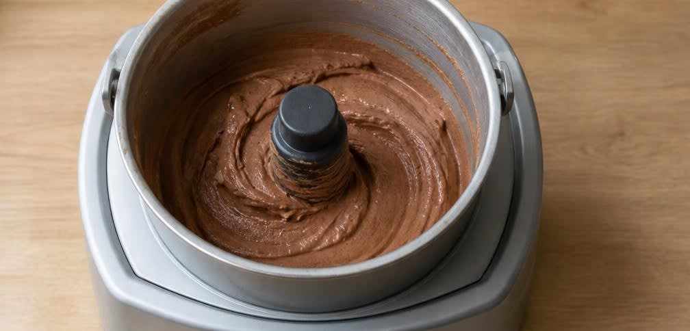 Cremiges Schoko-Bananeneis mit Walnüssen – Zubereitung Schritt für Schritt – Eiscreme pürieren