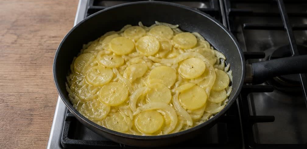 Klassische Tortilla Española mit sanft gestocktem Ei – Zubereitung Schritt für Schritt – Gemüse weich garen
