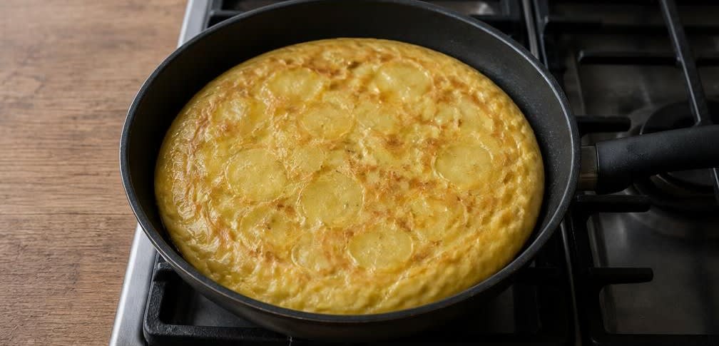 Klassische Tortilla Española mit sanft gestocktem Ei – Zubereitung Schritt für Schritt – Tortilla anbraten