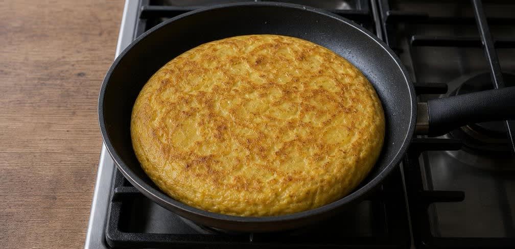 Klassische Tortilla Española mit sanft gestocktem Ei – Zubereitung Schritt für Schritt – Tortilla fertig garen