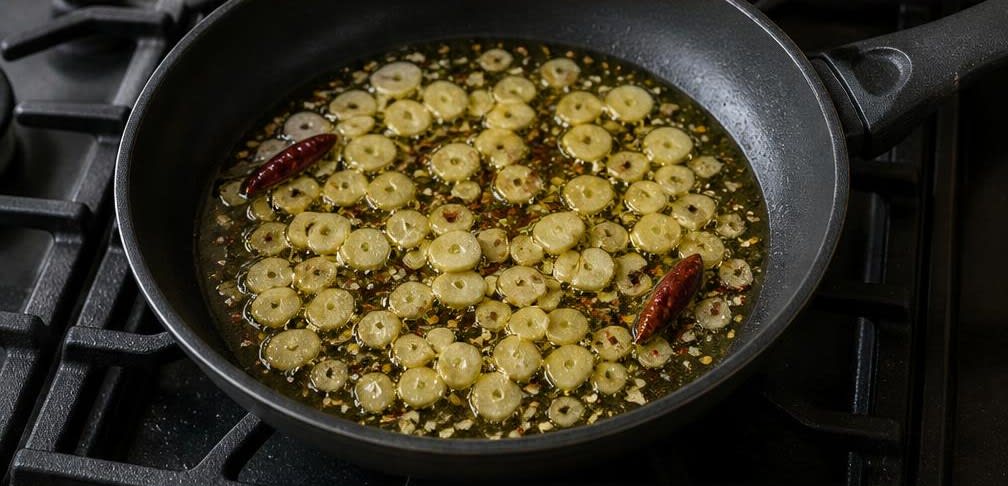 Gambas al Ajillo mit ruhendem Knoblauch – Zubereitung Schritt für Schritt – Knoblauchöl ansetzen