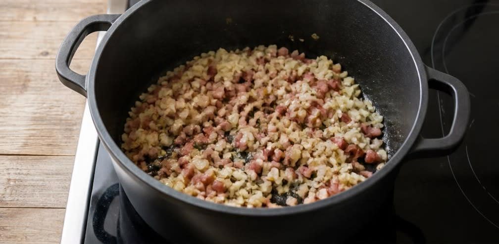 Klassischer Grünkohl mit Kassler und Speck – Zubereitung Schritt für Schritt – Speck und Zwiebeln anbraten