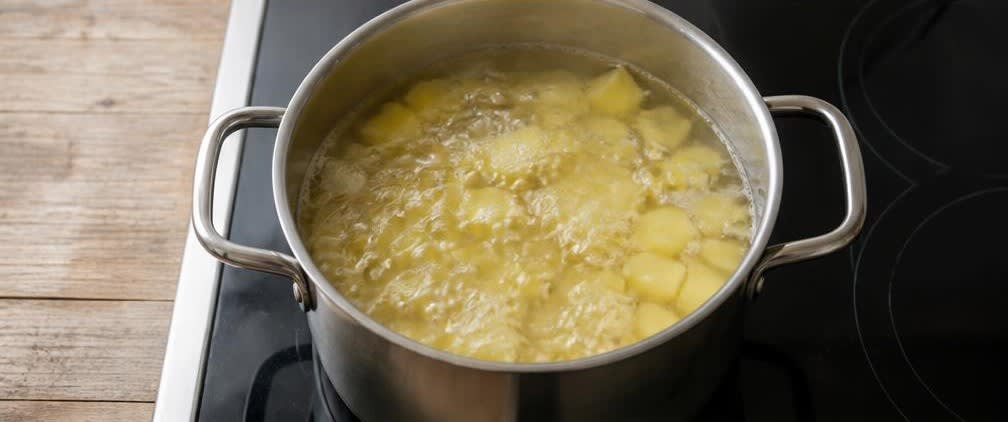 Klassischer Grünkohl mit Kassler und Speck – Zubereitung Schritt für Schritt – Kartoffeln kochen