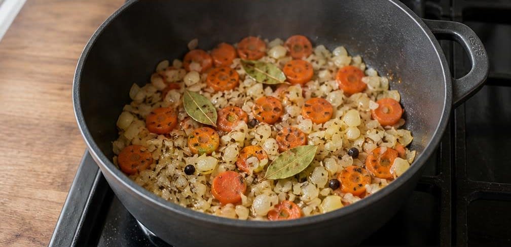 Sauerkraut-Eintopf mit rohem Kraut zum Schluss – Zubereitung Schritt für Schritt – Gemüse anbraten