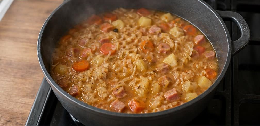 Sauerkraut-Eintopf mit rohem Kraut zum Schluss – Zubereitung Schritt für Schritt – Eintopf köcheln