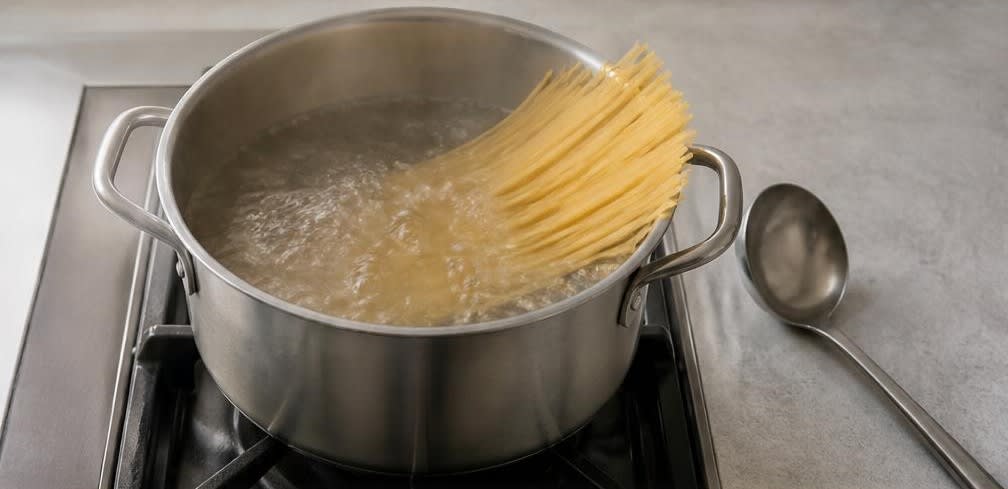 Cacio e Pepe mit frisch gemörsertem Pfeffer – Zubereitung Schritt für Schritt – Spaghetti kochen