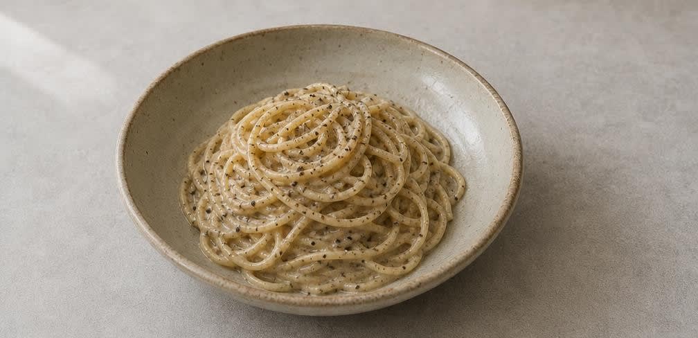 Cacio e Pepe mit frisch gemörsertem Pfeffer – Zubereitung Schritt für Schritt – Anrichten