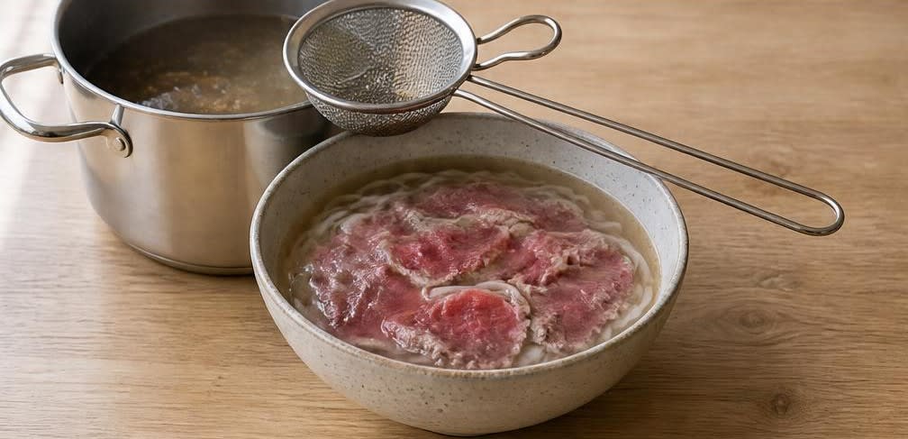Vietnamesische Pho Bo mit Limette und frischen Kräutern – Zubereitung Schritt für Schritt – Pho zusammenstellen